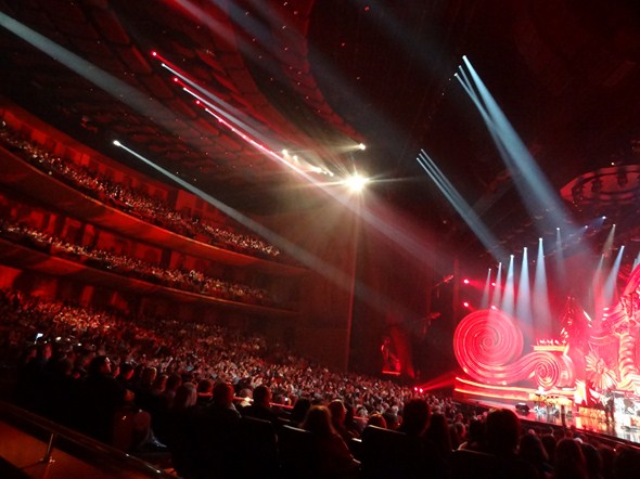 Elton-John-The-Million-Dollar-Piano-Concert-Photos-Caesars-01