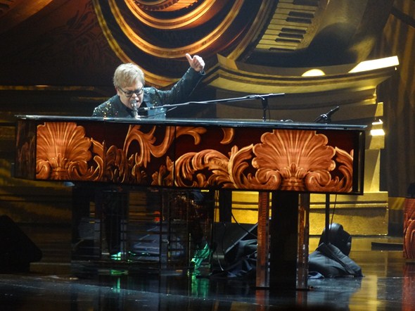 Elton-John-The-Million-Dollar-Piano-Concert-Photos-Caesars-01
