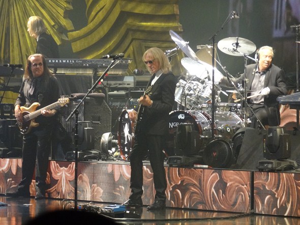 Elton-John-The-Million-Dollar-Piano-Concert-Photos-Caesars-01