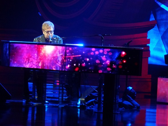 Elton-John-The-Million-Dollar-Piano-Concert-Photos-Caesars-01