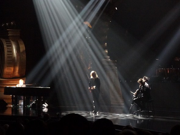 Elton-John-The-Million-Dollar-Piano-Concert-Photos-Caesars-01