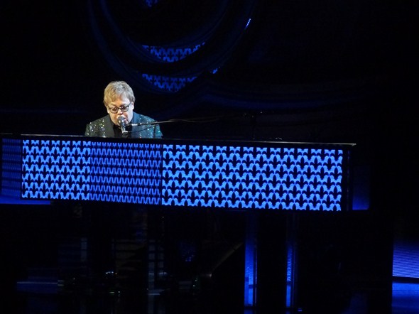Elton-John-The-Million-Dollar-Piano-Concert-Photos-Caesars-01