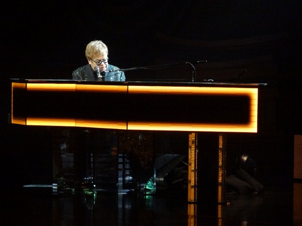Elton-John-The-Million-Dollar-Piano-Concert-Photos-Caesars-01