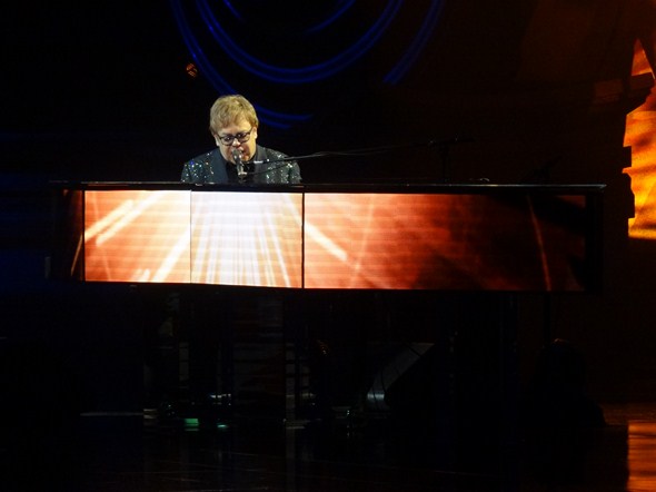 Elton-John-The-Million-Dollar-Piano-Concert-Photos-Caesars-01