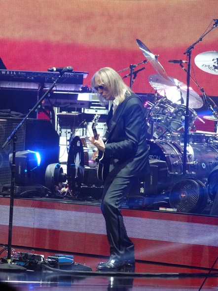 Elton-John-The-Million-Dollar-Piano-Concert-Photos-Caesars-01