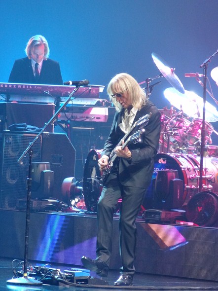 Elton-John-The-Million-Dollar-Piano-Concert-Photos-Caesars-01