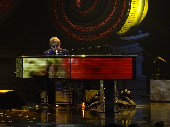 Elton-John-The-Million-Dollar-Piano-Concert-Photos-Caesars-01