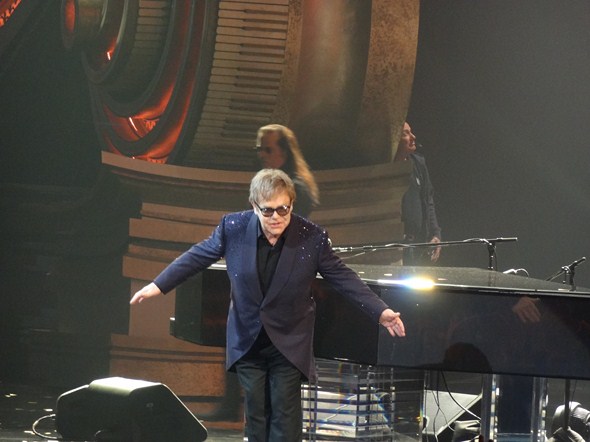 Elton-John-The-Million-Dollar-Piano-Concert-Photos-Caesars-01