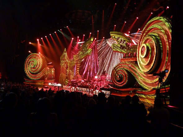 Elton-John-The-Million-Dollar-Piano-Concert-Photos-Caesars-01