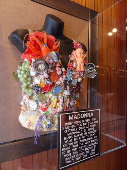 Hard-Rock-Cafe-Las-Vegas-Rock-Music-Memorabilia-001