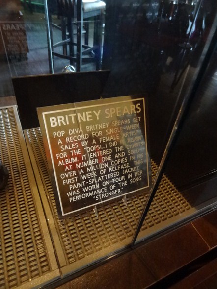Hard-Rock-Cafe-Las-Vegas-Rock-Music-Memorabilia-001