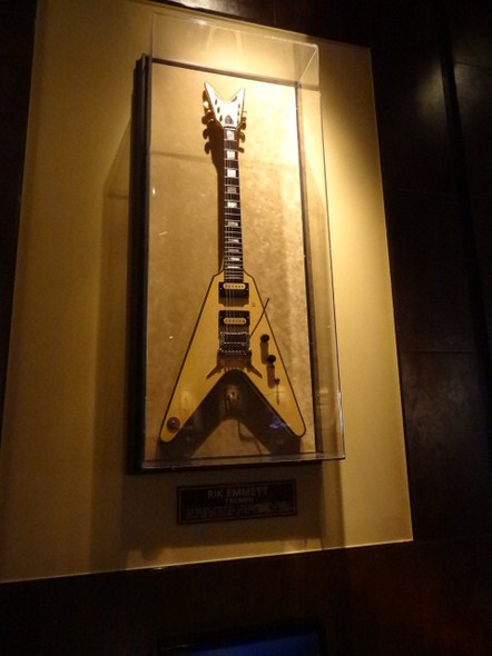 Hard-Rock-Cafe-Las-Vegas-Rock-Music-Memorabilia-001