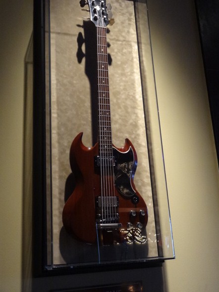 Hard-Rock-Cafe-Las-Vegas-Rock-Music-Memorabilia-001