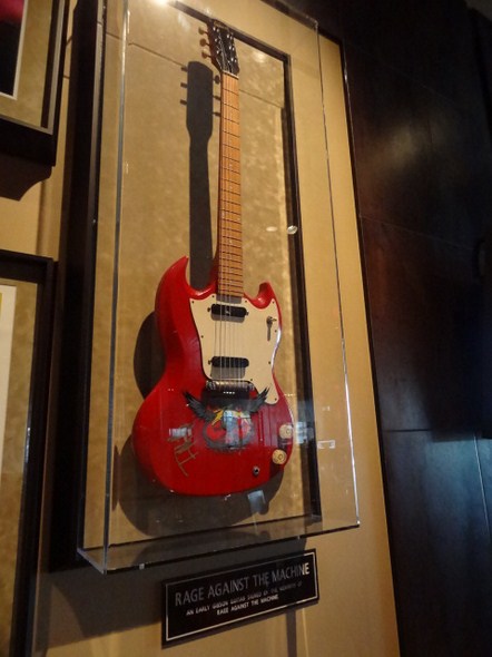 Hard-Rock-Cafe-Las-Vegas-Rock-Music-Memorabilia-001