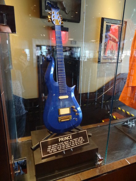 Hard-Rock-Cafe-Las-Vegas-Rock-Music-Memorabilia-001
