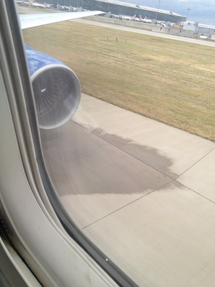 United-Flight-959-LHR-ORD-London-Heathrow-Emergency-Landing-August-27-2012-Engine-Equipment-Problem-Issue-6