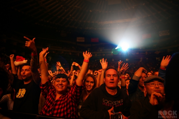 Not-So-Silent-Night-1-One-Live-105-Concert-Jack-White-Live-Nation-Concert-Review-Photos-2012-01-RSJ