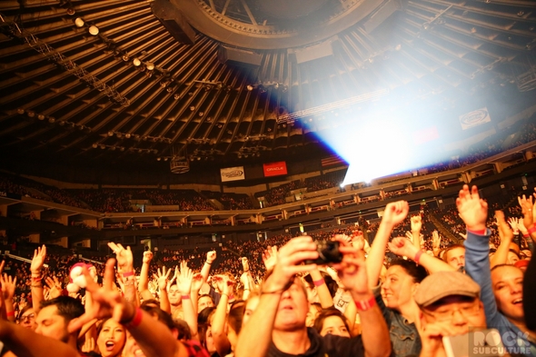 Not-So-Silent-Night-1-One-Live-105-Concert-Jack-White-Live-Nation-Concert-Review-Photos-2012-01-RSJ