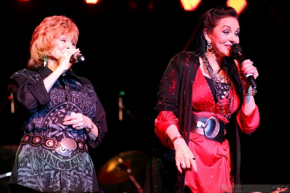 Crystal-Gayle-Live-Concert-Review-2013-Thunder-Valley-Lincoln-California-Tour-01-RSJ